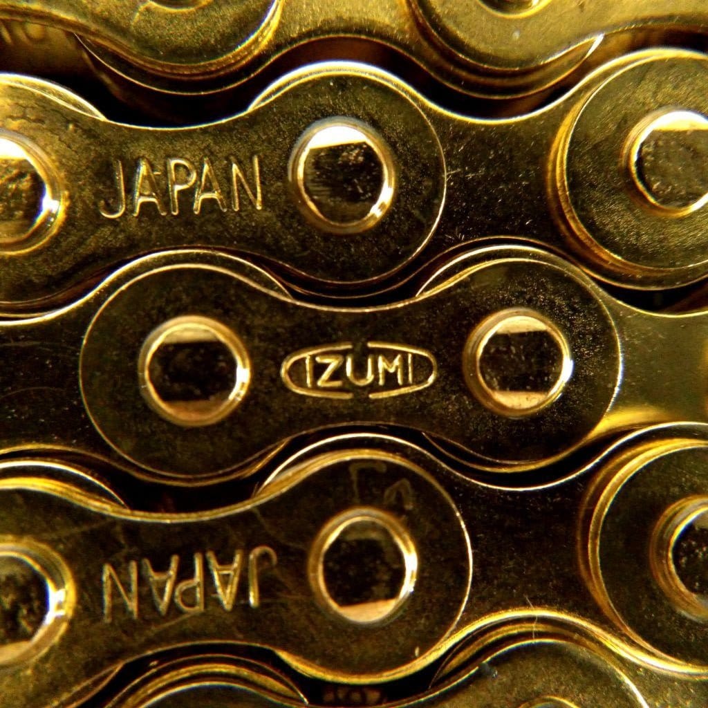 Izumi track chain - gold - close up picture