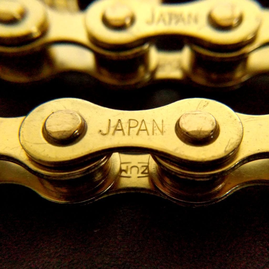 Izumi standard track bike chain -gold - close up of Japan link